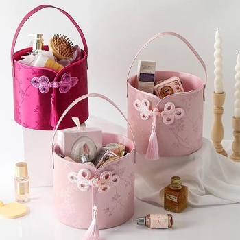 Dāvanu kastīte līgavu palīgiem ķīniešu stilā ar ziedu groza motīvu, apaļas formas, no papīra, kāzām