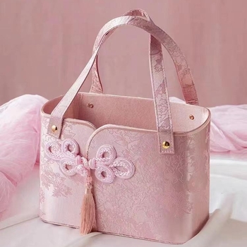 Dāvanu kastīte līgavu palīgiem ķīniešu stilā ar ziedu groza motīvu, apaļas formas, no papīra, kāzām