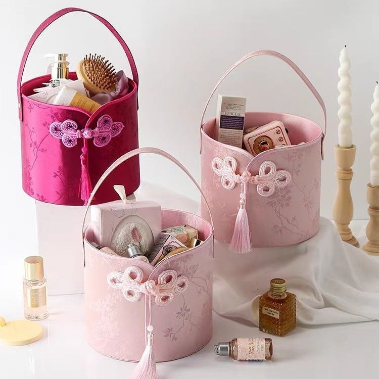 Dāvanu kastīte līgavu palīgiem ķīniešu stilā ar ziedu groza motīvu, apaļas formas, no papīra, kāzām