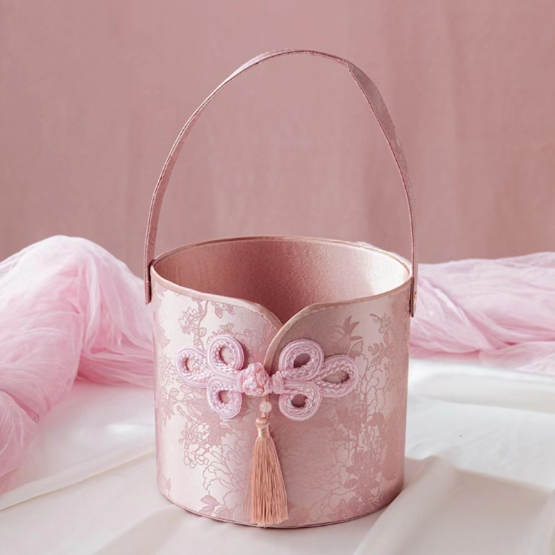 Dāvanu kastīte līgavu palīgiem ķīniešu stilā ar ziedu groza motīvu, apaļas formas, no papīra, kāzām