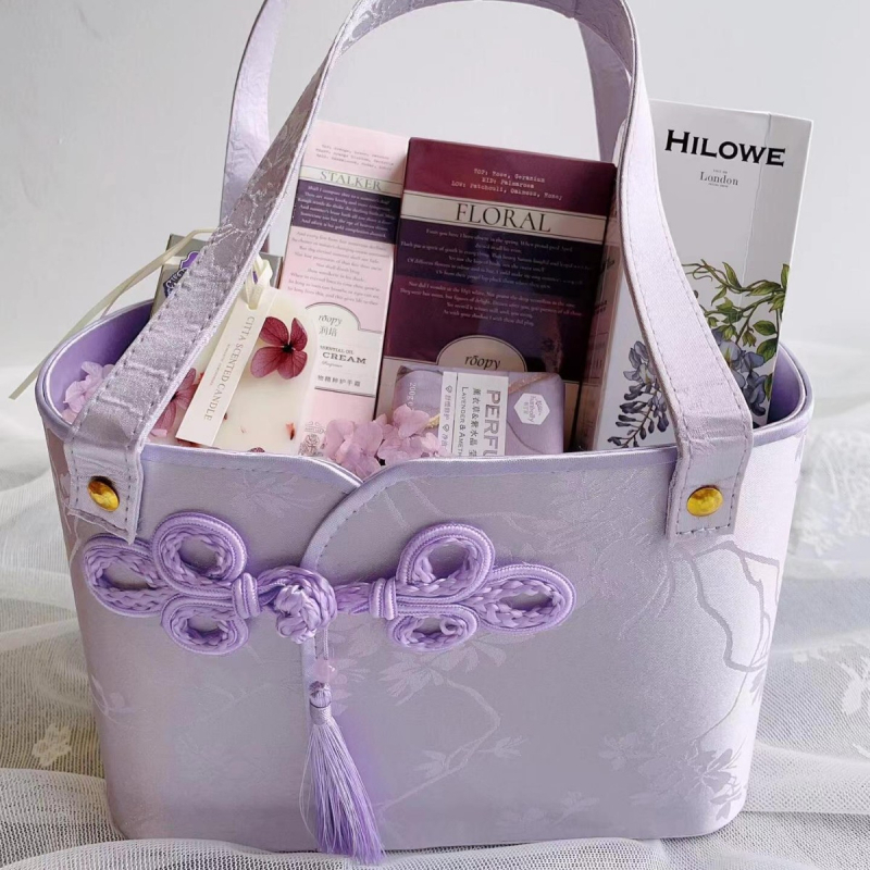 Dāvanu kastīte līgavu palīgiem ķīniešu stilā ar ziedu groza motīvu, apaļas formas, no papīra, kāzām