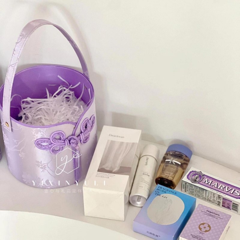 Dāvanu kastīte līgavu palīgiem ķīniešu stilā ar ziedu groza motīvu, apaļas formas, no papīra, kāzām