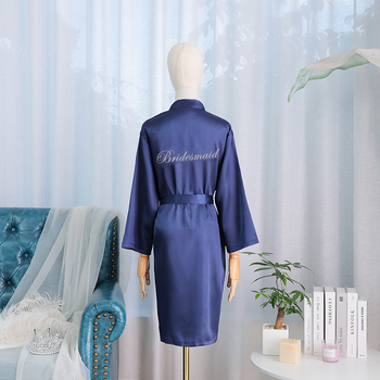 Pruudile ja kaaslannale brodeeritud sünteetilisest siidist rüü, pikad varrukad, laevakõrgune kaelus