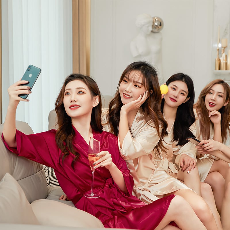 Pruudile ja kaaslannale brodeeritud sünteetilisest siidist rüü, pikad varrukad, laevakõrgune kaelus