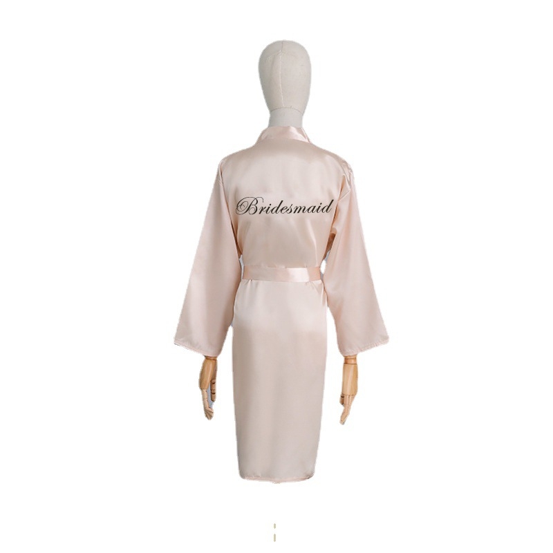 Pruudile ja kaaslannale brodeeritud sünteetilisest siidist rüü, pikad varrukad, laevakõrgune kaelus