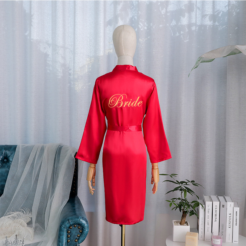 Pruudile ja kaaslannale brodeeritud sünteetilisest siidist rüü, pikad varrukad, laevakõrgune kaelus