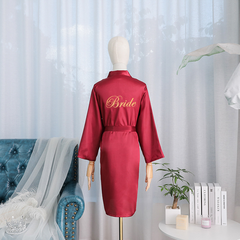 Pruudile ja kaaslannale brodeeritud sünteetilisest siidist rüü, pikad varrukad, laevakõrgune kaelus