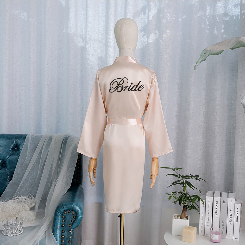 Pruudile ja kaaslannale brodeeritud sünteetilisest siidist rüü, pikad varrukad, laevakõrgune kaelus