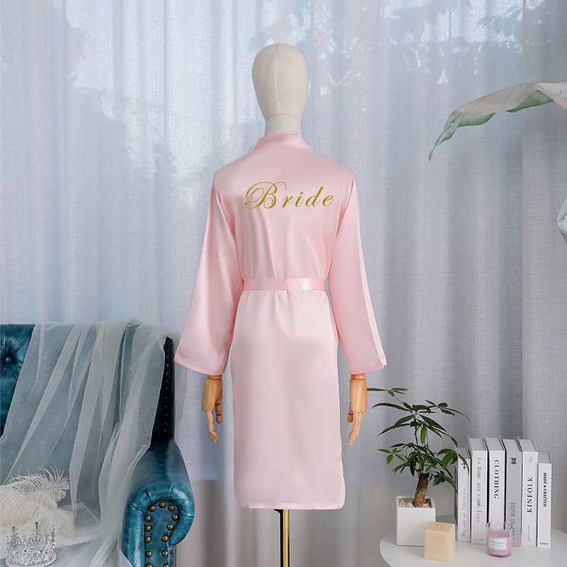 Pruudile ja kaaslannale brodeeritud sünteetilisest siidist rüü, pikad varrukad, laevakõrgune kaelus