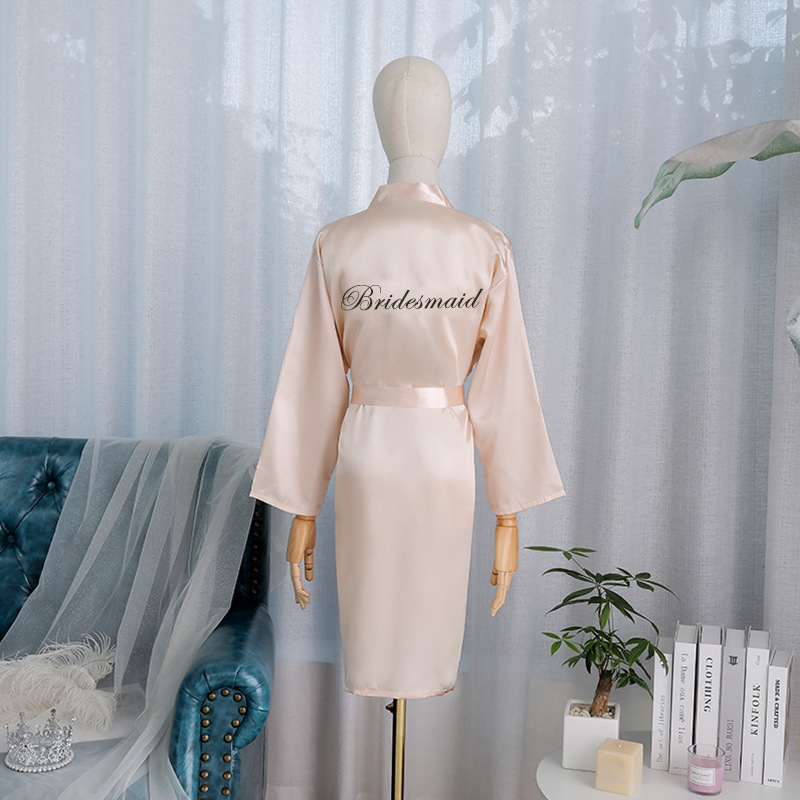 Pruudile ja kaaslannale brodeeritud sünteetilisest siidist rüü, pikad varrukad, laevakõrgune kaelus