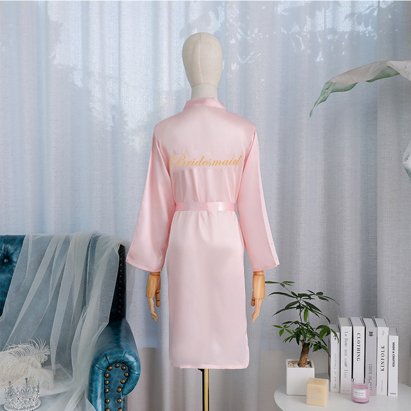 Pruudile ja kaaslannale brodeeritud sünteetilisest siidist rüü, pikad varrukad, laevakõrgune kaelus