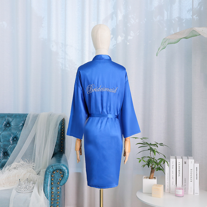 Pruudile ja kaaslannale brodeeritud sünteetilisest siidist rüü, pikad varrukad, laevakõrgune kaelus