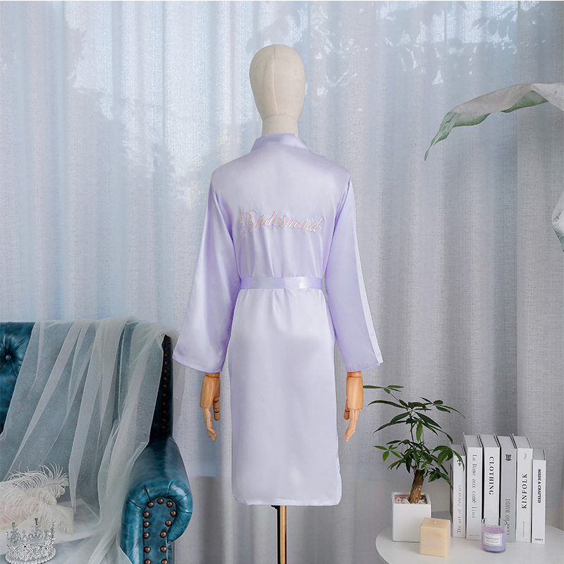 Pruudile ja kaaslannale brodeeritud sünteetilisest siidist rüü, pikad varrukad, laevakõrgune kaelus