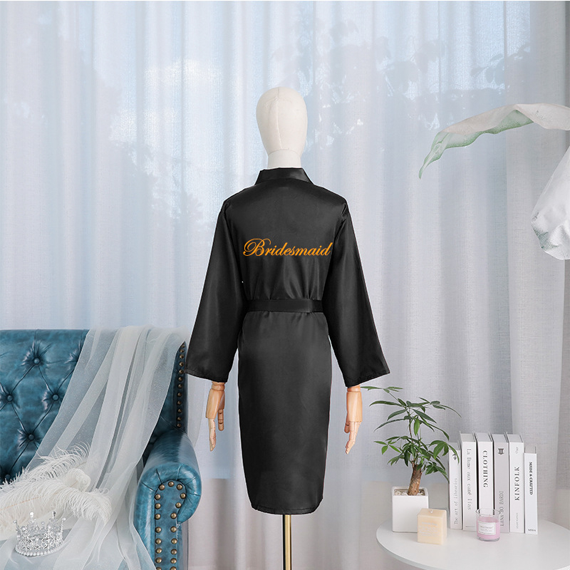 Pruudile ja kaaslannale brodeeritud sünteetilisest siidist rüü, pikad varrukad, laevakõrgune kaelus