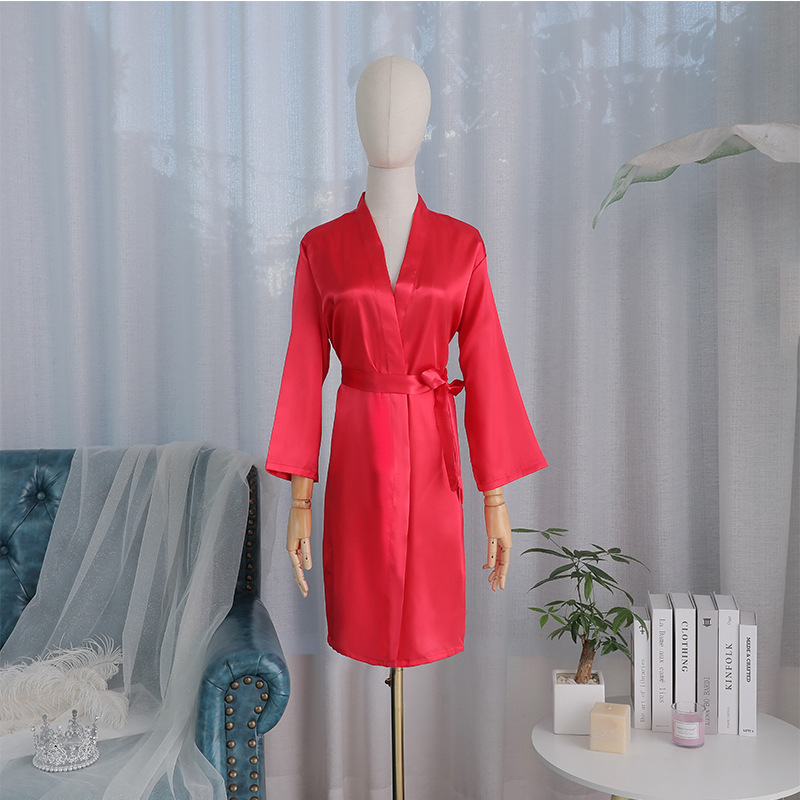 Pruudile ja kaaslannale brodeeritud sünteetilisest siidist rüü, pikad varrukad, laevakõrgune kaelus