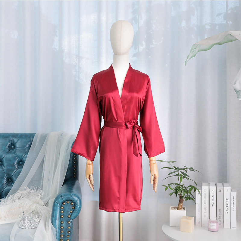 Pruudile ja kaaslannale brodeeritud sünteetilisest siidist rüü, pikad varrukad, laevakõrgune kaelus