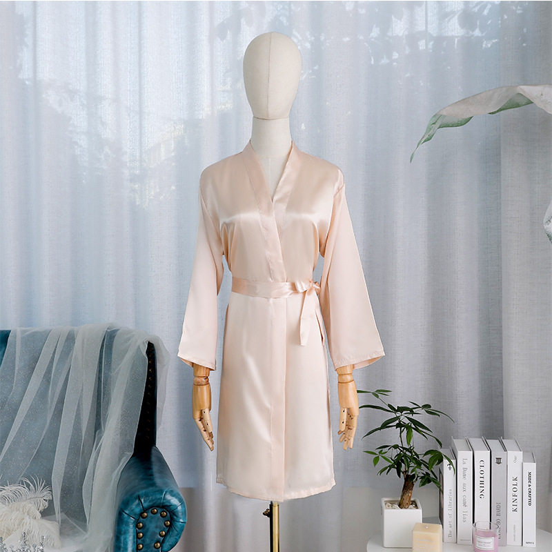 Pruudile ja kaaslannale brodeeritud sünteetilisest siidist rüü, pikad varrukad, laevakõrgune kaelus