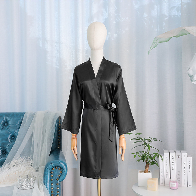 Pruudile ja kaaslannale brodeeritud sünteetilisest siidist rüü, pikad varrukad, laevakõrgune kaelus