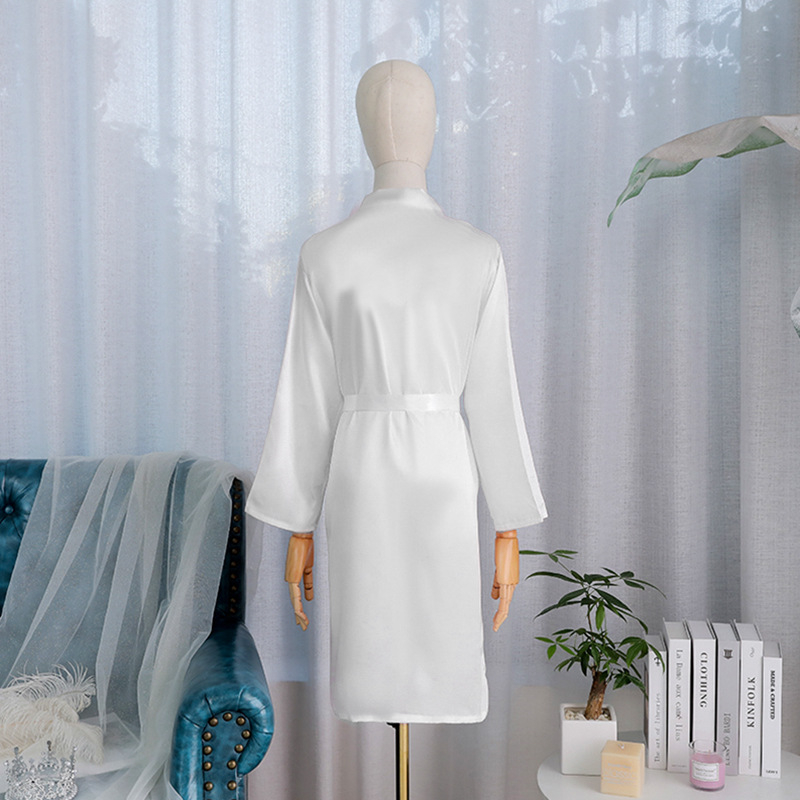 Pruudile ja kaaslannale brodeeritud sünteetilisest siidist rüü, pikad varrukad, laevakõrgune kaelus