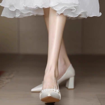 Satino aukštakulniai bateliai su smailiu nosimi ir stora kulne, užsegimas: slip-on (Smailus nosis, Satino viršutinė medžiaga, Kulno aukštis 6–8 cm, Stora kulnėlė, Užsegimas: slip-on)