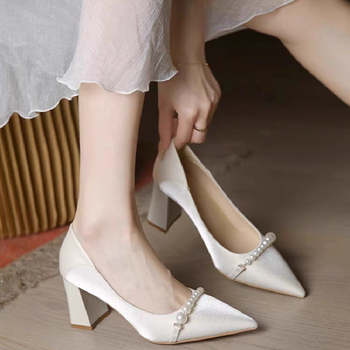 Satino aukštakulniai bateliai su smailiu nosimi ir stora kulne, užsegimas: slip-on (Smailus nosis, Satino viršutinė medžiaga, Kulno aukštis 6–8 cm, Stora kulnėlė, Užsegimas: slip-on)