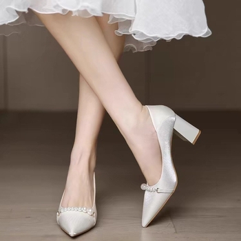 Satino aukštakulniai bateliai su smailiu nosimi ir stora kulne, užsegimas: slip-on (Smailus nosis, Satino viršutinė medžiaga, Kulno aukštis 6–8 cm, Stora kulnėlė, Užsegimas: slip-on)