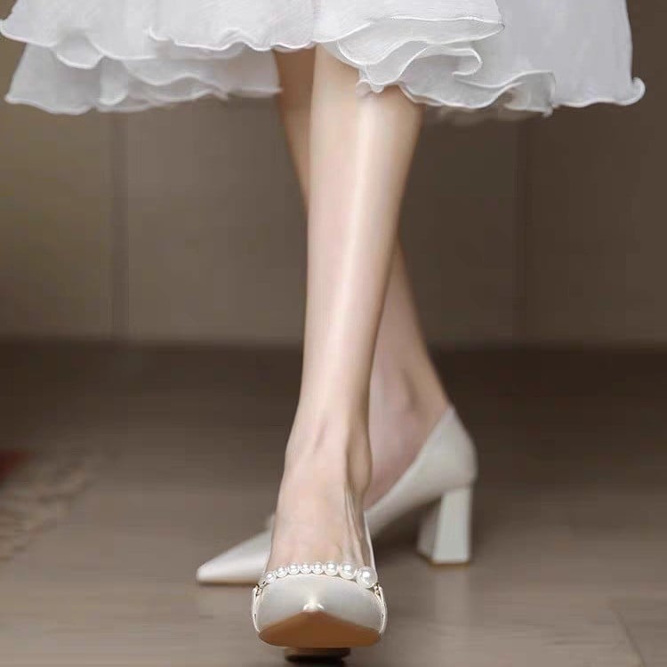 Satino aukštakulniai bateliai su smailiu nosimi ir stora kulne, užsegimas: slip-on (Smailus nosis, Satino viršutinė medžiaga, Kulno aukštis 6–8 cm, Stora kulnėlė, Užsegimas: slip-on)