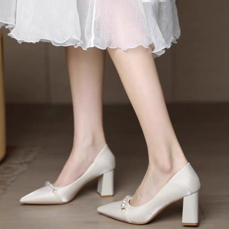 Satino aukštakulniai bateliai su smailiu nosimi ir stora kulne, užsegimas: slip-on (Smailus nosis, Satino viršutinė medžiaga, Kulno aukštis 6–8 cm, Stora kulnėlė, Užsegimas: slip-on)