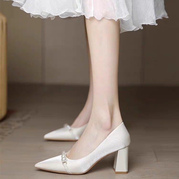 Satino aukštakulniai bateliai su smailiu nosimi ir stora kulne, užsegimas: slip-on (Smailus nosis, Satino viršutinė medžiaga, Kulno aukštis 6–8 cm, Stora kulnėlė, Užsegimas: slip-on)