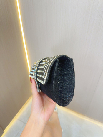 Kristalų vakarinė rankinė – medvilnės ir lino medžiaga, cilindrinė forma, uždarymas su gaubtu, poliesterio pamušalas, vidiniai kišenės telefonui ir ID, miesto paprastas stilius