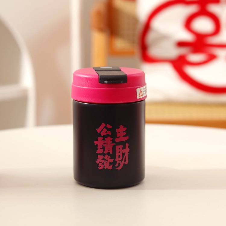 Jaunosios palydovė termosas puodelis – vidinis 304 nerūdijantis plienas, išorinis 201 nerūdijantis plienas, izoliacija 0–6 valandos