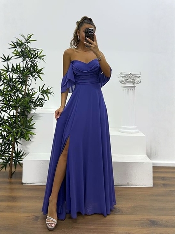 Šifoninė vakarinė suknelė, A linijos siluetas, plisuota, ilga suknelė, poliesterio-spandekso mišinys.