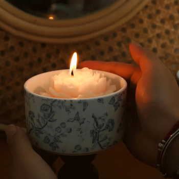 Kamēlijas smaržīgā svece dāvanas kastē — sojas vaska maisījums, krūzes forma, ar drukātu logotipu