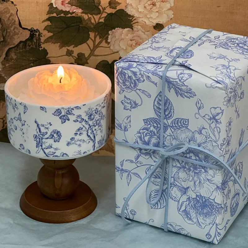 Kamēlijas smaržīgā svece dāvanas kastē — sojas vaska maisījums, krūzes forma, ar drukātu logotipu