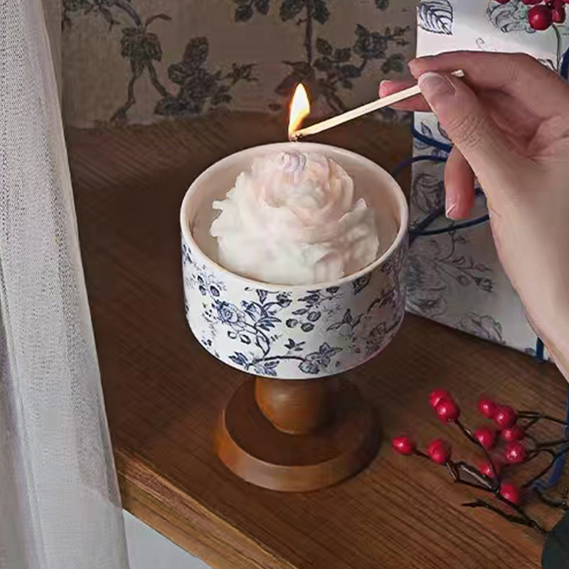 Kamēlijas smaržīgā svece dāvanas kastē — sojas vaska maisījums, krūzes forma, ar drukātu logotipu