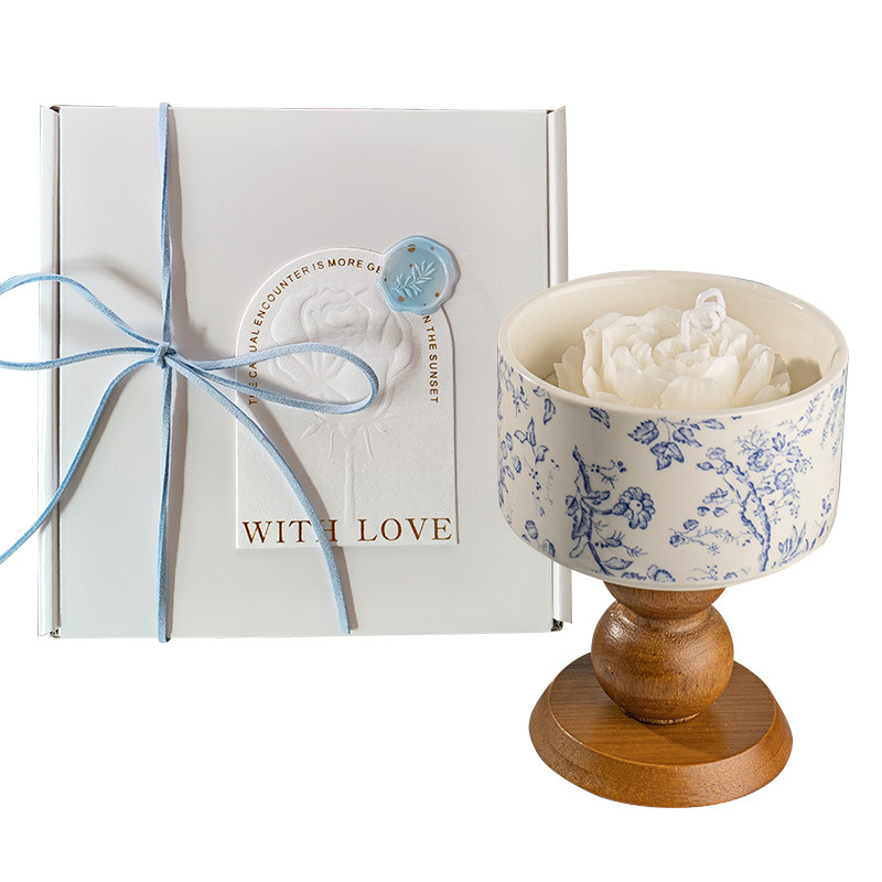 Kamēlijas smaržīgā svece dāvanas kastē — sojas vaska maisījums, krūzes forma, ar drukātu logotipu