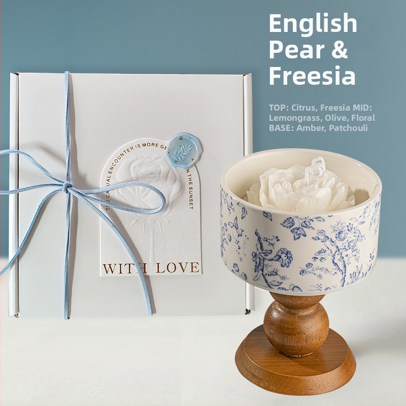 Kamēlijas smaržīgā svece dāvanas kastē — sojas vaska maisījums, krūzes forma, ar drukātu logotipu