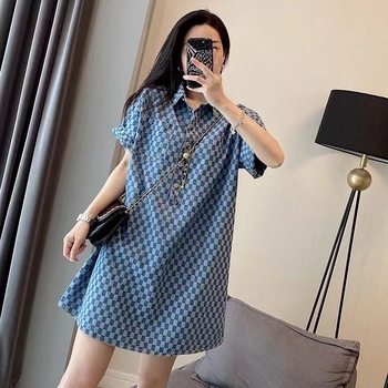 Haljina-t shirt s polo ovratnikom, kratki rukavi, srednja duljina, široki struk — poliester, pull-over dizajn, ljetni stil
