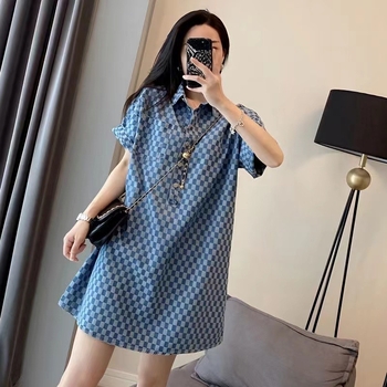 Haljina-t shirt s polo ovratnikom, kratki rukavi, srednja duljina, široki struk — poliester, pull-over dizajn, ljetni stil