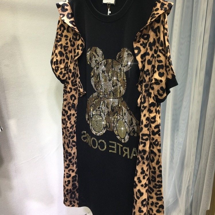 Haljina od pamuka s leopardim uzorkom, kristali toplim lijepljenjem, kratki rukavi s listom lotosa, okrugli ovratnik, A-linijski kroj, midi duljina (Pamuk; Leopard uzorak; Kristali toplim ljepilom; Kratki rukavi; A-linija; Midi duljina)