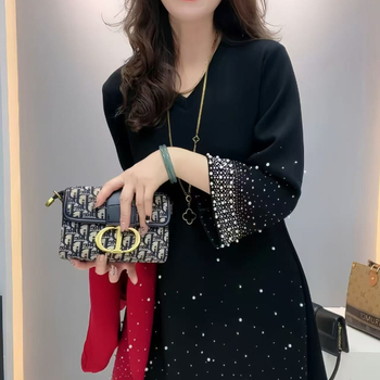 Rochie midi A-line din bumbac, decolteu în V, mâneci lungi, decor cu cristale