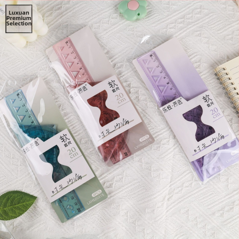 Plastikinis keturių liniuotų komplektas piešimui, įskaitant trikampio liniuotę ir kampometrą