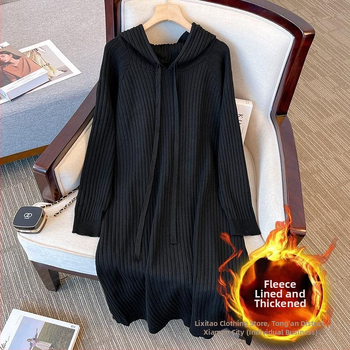 Kapuutsiga pikk kleit rayonist, sirge lõikega kleit, triibuline/ühtlane muster, kevad 2025 väljaanne.