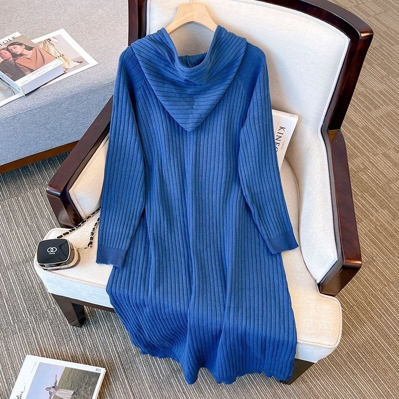 Kapuutsiga pikk kleit rayonist, sirge lõikega kleit, triibuline/ühtlane muster, kevad 2025 väljaanne.