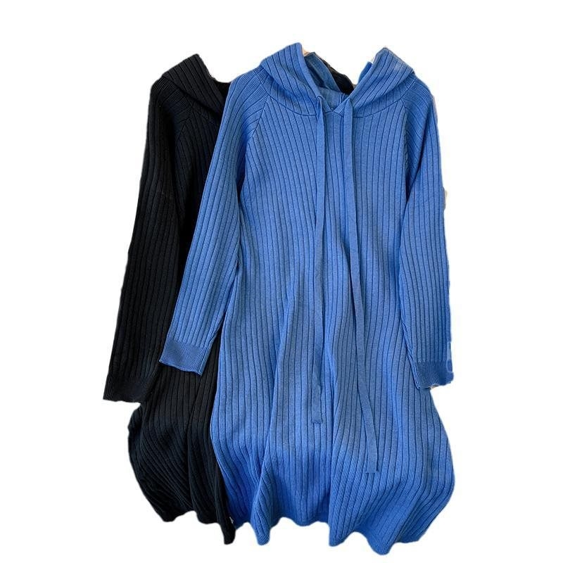 Kapuutsiga pikk kleit rayonist, sirge lõikega kleit, triibuline/ühtlane muster, kevad 2025 väljaanne.