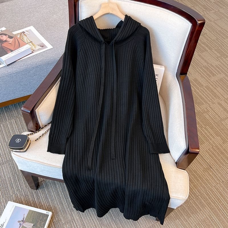 Kapuutsiga pikk kleit rayonist, sirge lõikega kleit, triibuline/ühtlane muster, kevad 2025 väljaanne.