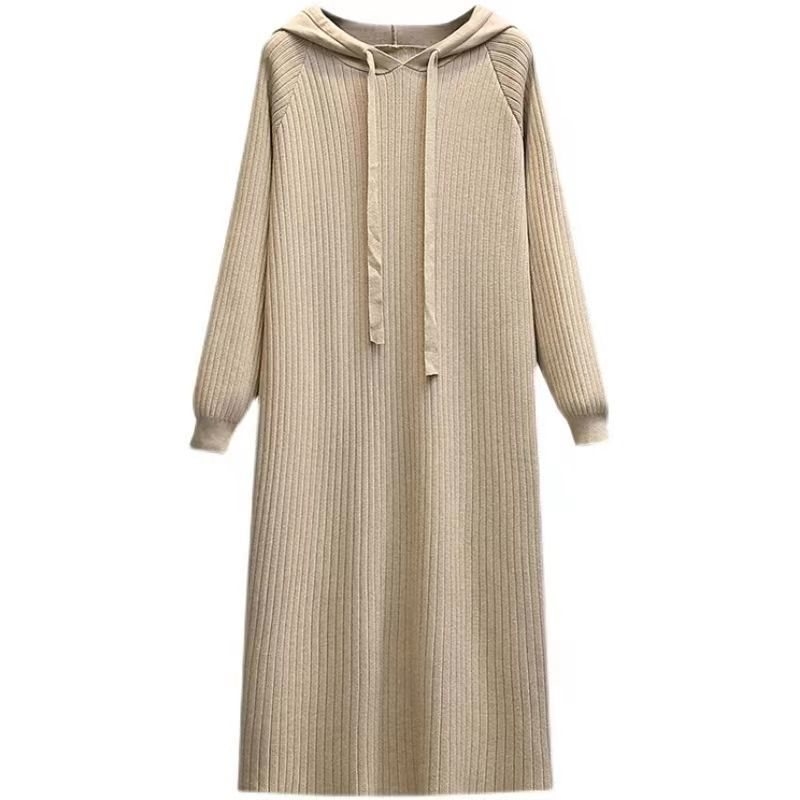 Kapuutsiga pikk kleit rayonist, sirge lõikega kleit, triibuline/ühtlane muster, kevad 2025 väljaanne.