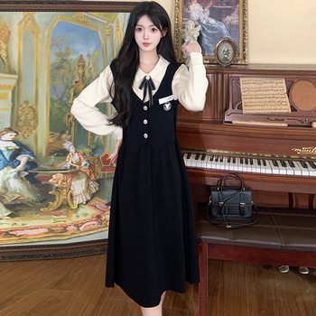 Плетена рокля с А‑линия, миди дължина, поло яка, дълги ръкави, детайл колаж/склейване, полиестер