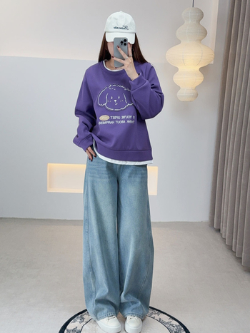 Moteriška kapučinė velur megztinė su išsiuvinėtu karikatūriniu šuniuku, apvali kaklo linija, stora mezgimo medžiaga, medvilnės-poliesterio mišinys, įprastas kirpimas