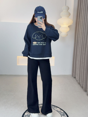 Moteriška kapučinė velur megztinė su išsiuvinėtu karikatūriniu šuniuku, apvali kaklo linija, stora mezgimo medžiaga, medvilnės-poliesterio mišinys, įprastas kirpimas